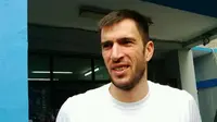 Mantan bek Persib Bandung, Vladimir Vujovic. (Bola.com/Erwin Snaz)