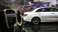 Mobil hybrid tenaga listrik Mercedes-Benz E 300 e EQ Power dipamerkan dalam GAIKINDO Indonesia International Auto Show (GIIAS) 2019 di ICE BSD, Tangerang, Jumat (19/7/2019). Mobil berkapasitas 2000 cc turbocharger dengan tenaga 211 horsepower. (Liputan6.com/Fery Pradolo)