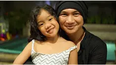 Meski tak lagi memiliki hubungan dengan Sheila Marcia, Anji tetap menjalani silaturahmi. Bahkan hubungan mereka bikin haru yang menyaksikan. Saksikan tayangannya di Starlite!