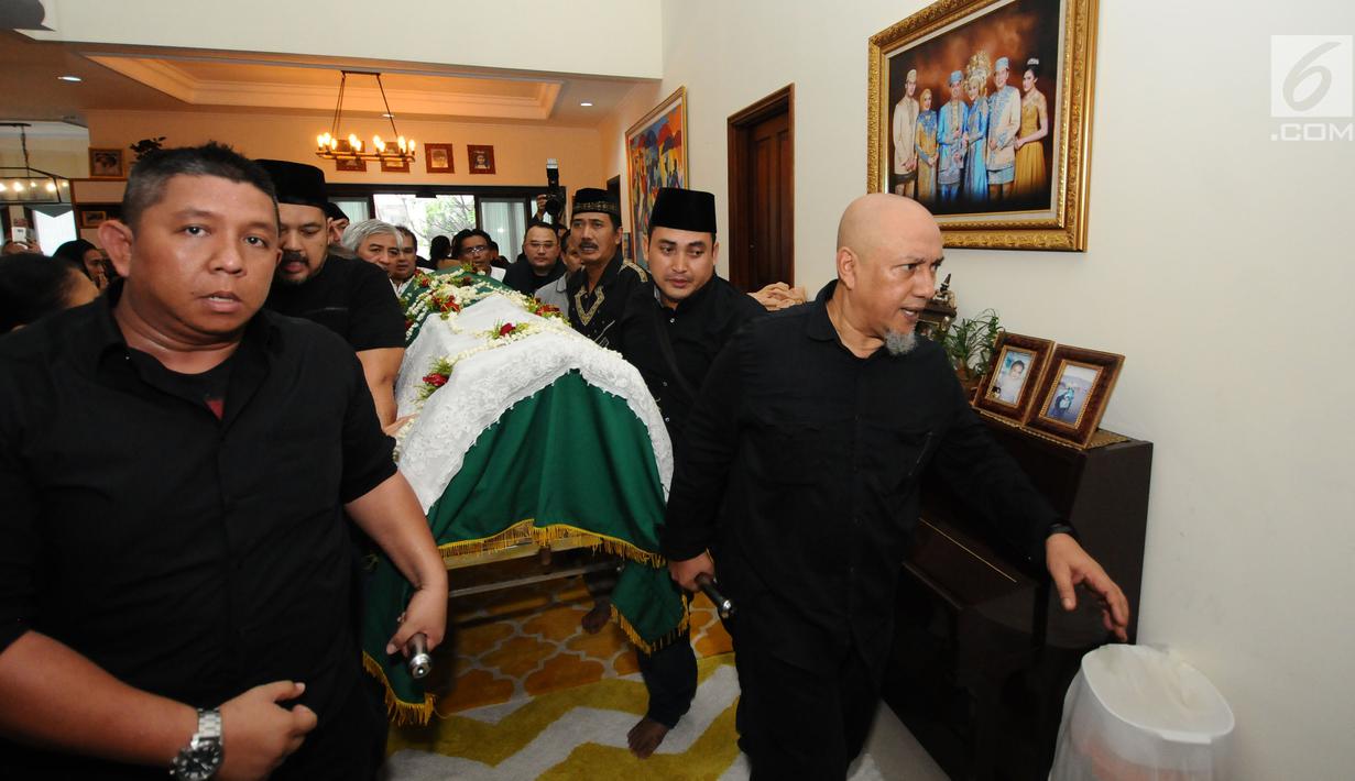 Jenazah alm RMH Heroe Siswanto NS atau dikenal Sys NS dibawa menuju pemakaman dari rumah duka, Jakarta, Selasa (23/1). Sys NS wafat diusia 61 tahun akibat serangan jantung. (Liputan6.com/Helmi Fithriansyah)