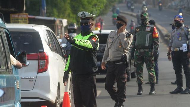 Penerapan PSBB di Tangerang Selatan. ©2020 Merdeka.com/Arie Basuki