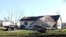 Sebuah rumah tampak rusak parah setelah tornado menghantam Clarksdale, Mississipi, Kamis (24/12). Badai tornado menerjang wilayah Amerika Serikat bagian selatan dan menewaskan 11 orang.  (REUTERS/ Justin A. Shaw)