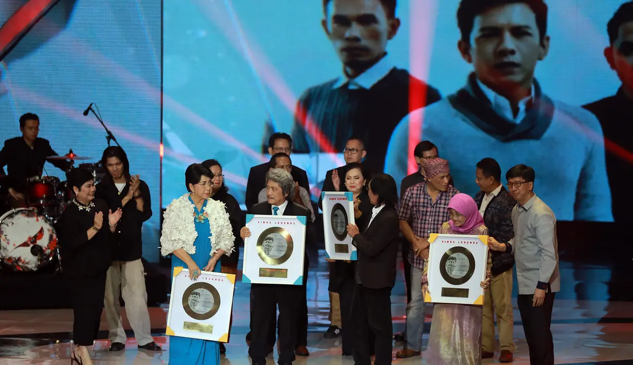 Pemberian penghargaan ini dalam rangka lagu-lagu mereka yang diaransemen ulang oleh band asal Bandung tersebut dan dimasukkan dalam album bertajuk 'Sings Legends'. (Adrian Putra/Bintang.com)