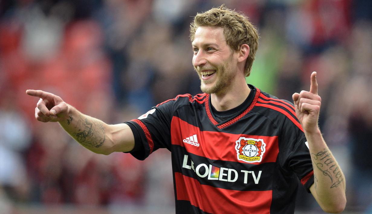Stefan Kiessling. Striker Jerman berusia 38 tahun yang pensiun pada Juli 2018 bersama Bayer Leverkusen ini pernah mencetak 6 gol ke gawang Bayern Munchen yang dikawal Manuel Nuer dari total 18 laga di semua ajang semasa aktif bermain. (AFP/Sascha Schurmann)