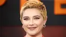 Florence menata rambut barunya yang diwarnai dengan gaya pendek dan memilih tampilan riasan alami untuk memamerkan fitur cantiknya. (AFP/Henry Nicholls