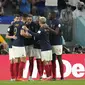 Para pemain Timnas Prancis merayakan gol pertama ke gawang Timnas Australia yang dicetak Adrien Rabiot (tengah) dalam laga matchday pertama Grup D Piala Dunia 2022 di Al Janoub Stadium, Qatar, Rabu (23/11/2022) dini hari WIB. (AP/Christophe Ena)