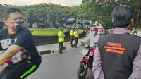 Tim mobile Covid-19 Hunter Kota Malang menyasar pengendara di jalan raya yang kedapatan tidak memakai masker (Liputan6.com/Zainul Arifin)