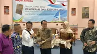 Dosen Akademi Televisi Indonesia (ATVI), Agus Sudibyo meluncurkan buku disertasinya yang berjudul "Demokrasi dan Kedaruratan: Memahami Filsafat Politik Giorgio Agamben". (Liputan6/Ratu Suryasumirat)