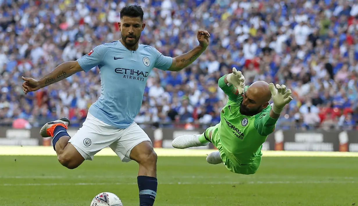 Striker Manchester City, Sergio Aguero, berusaha membobol gawang Chelsea yang dijaga Wilfred Cabalero pada laga Community Shield di Stadion Wembley, London, Minggu (5/8/2018). Man City menang 2-0 atas Chelsea. (AFP/Ian Kington)