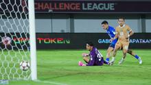 Pemain Dewa United, Egy Maulana Vikri mencetak gol ke gawang Tainan City FC pada matchday kedua Grup E AFC Challenge League 2025/2026 di Stadion Indomilk Arena, Rabu (29/10/2025) malam WIB. (Bola.com/M Iqbal Ichsan)