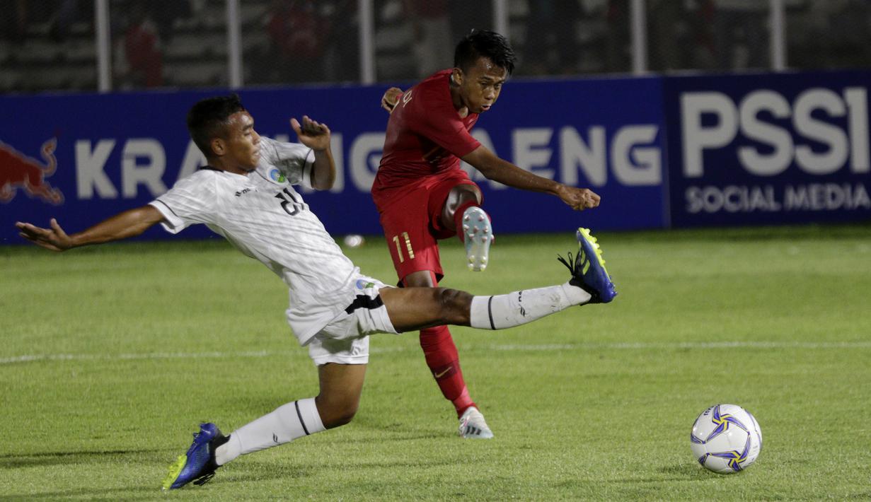 Striker Timnas Indonesia U-19, Supriadi, melepaskan tendangan saat melawan Timor Leste pada laga Kualifikasi Piala AFC U-19 2020 di Stadion Madya, Jakarta, Rabu, (6/11/2019). Indonesia menang 3-1 atas Timor Leste. (Bola.com/M Iqbal Ichsan)