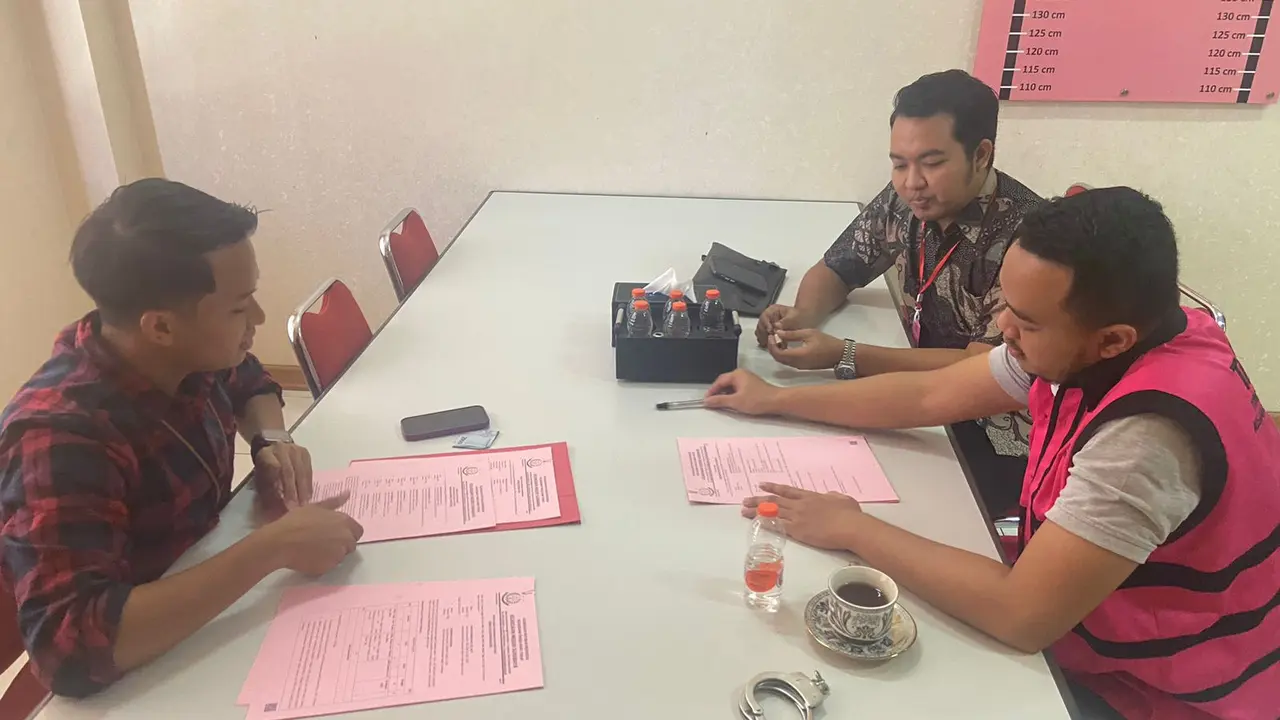 Tersangka pencurian uang ATM Bank Jatim diserahkan ke Kejari Surabaya. (Dian Kurniawan/Liputan6.com)
