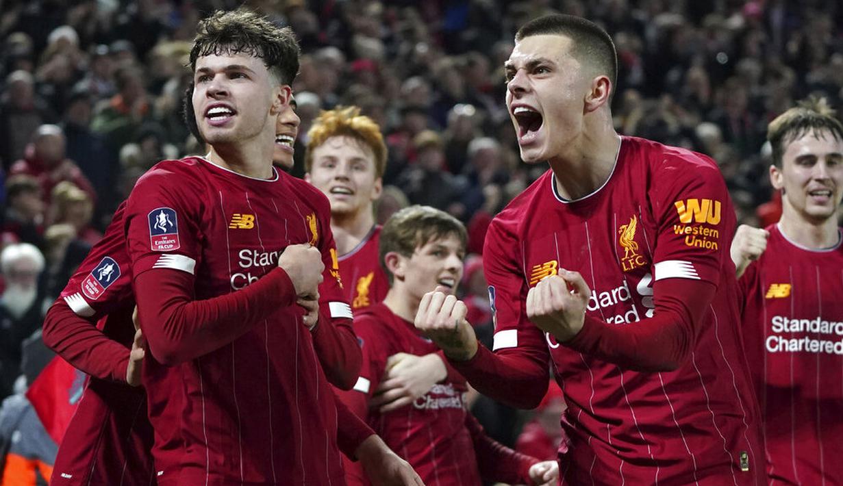 Para pemain Liverpool merayakan kemenangan atas Shrewsbury Town pada laga Piala FA di Stadion Anfield pada Rabu (5/2/2020). Pasukan muda Liverpool menang tipis 1-0 atas Shrewsbury Town. (AP/Jon Super)