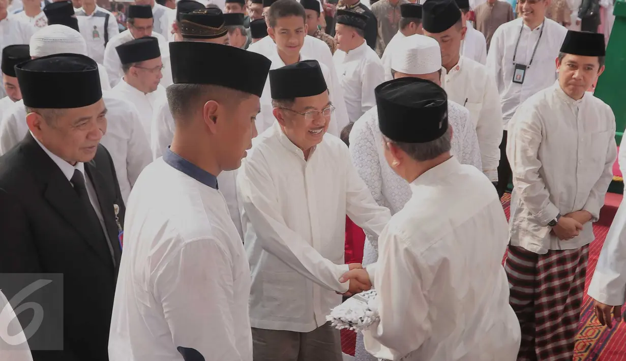  Wakil Presiden Republik Indonesia Jusuf Kalla saat tiba di Masjid Istiqlal, Jakarta, Minggu (1/11/2015). Jusuf Kalla bersama masyarakat dan menteri akan mengikuti Shalat Istisqo atau shalat minta hujan. (Liputan6.com/Angga Yuniar)