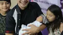 Fenita melahirkan secara normal pada Selasa (23/8) pukul 07.36 WIB. Bayi laki-laki mungil dengan bobot 3,095 kg serta panjang 47 sentimeter itu diberinama Mazbareta Yusuf Athalla. (Andy Masela/Bintang.com)