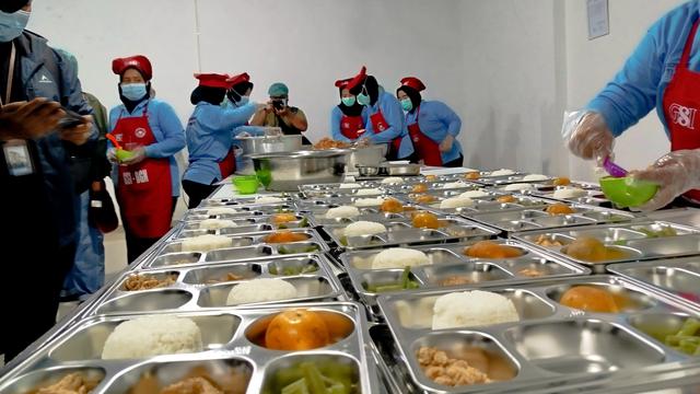 Suasana di dapur yang menyiapkan Makanan Bergizi Gratis di Depok, Jawa Barat, Senin (6/1/2025).