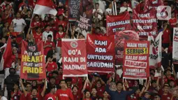 Mereka hadir dengan beragam poster dibentangkan dan yel-yel diteriakkan saat laga berlangsung. (Liputan6.com/Helmi Fithriansyah)