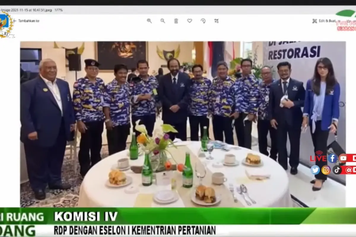 Sejumlah pejabat di Kementerian Pertanian disorot karena mengenakan seragam khas Partai Nasdem saat berfoto dengan Surya Paloh dan Syahrul yasin Limpo. (Istimewa)