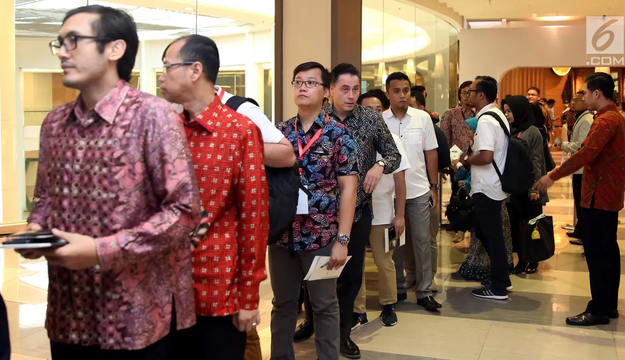 Antrean peserta yang ingin mengikuti 4th Congress of Indonesian Diaspora di Kota Kasablanka, Jakarta, Sabtu (1/7). Kongres ini dihadiri 9 ribu orang berasal dari 134 kota di dunia, 71 kota di Indonesia, dan 55 negara di dunia. (Liputan6.com/Johan Tallo)