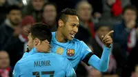 Dua pemain Barcelona, Neymar dan Munir El Haddadi merayakan gol ke gawang Athletic Bilbao pada leg pertama perempat final Copa del Rey di San Mames Baria, Kamis (21/1/2016). (Liputan6.com/REUTERS/Vincent West)