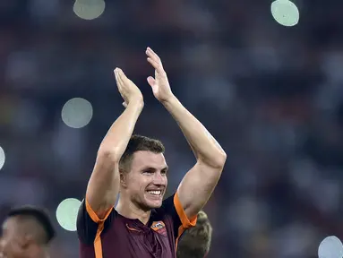Pemain AS Roma, Edin Dzeko, merayakan kemenangan atas Juventus. Edin Dzeko menyumbang satu gol dalam partai di Stadion Olimpico, Roma, Italia. Minggu (30/8/2015). (Reuters/Alberto Lingria)