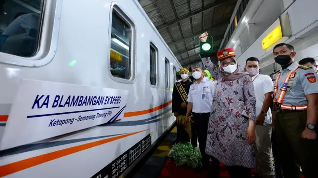 Bupati Banyuwangi Ipuk Fiestiandani secara simbolis berangkatkan Kereta Api Blambangan Ekspres dari Stasiun Ketapang menuju Stasiun Semarang Tawang (Istimewa)