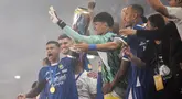 Pemain Persib Bandung merayakan gelar juara BRI Liga 1 Indonesia 2024-2025 setelah menang 3-2 atas Persis Solo pada laga pamungkas di Stadion Gelora Bandung Lautan Api (GBLA), Bandung, Jawa Barat, 24 Mei 2025. (Timur Matahari/AFP)