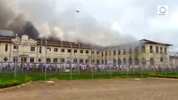 Para napi membakar salah satu ruang tahanan Pusat Progresi Lembaga Pemasyarakatan di kota Bauru, barat laut Sao Paulo, Brasil, Selasa (24/1). Kekacauan terjadi setelah seorang sipir penjara menyita telepon seluler seorang narapidana. (STR/RECORD TV/AFP)