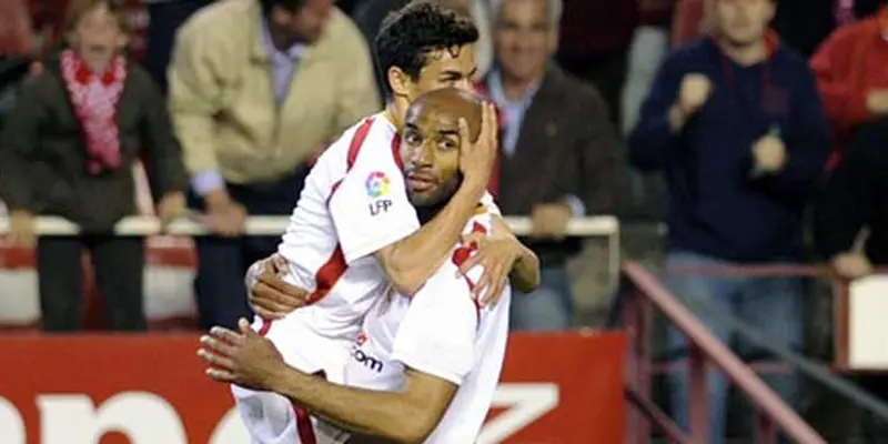 Kanoute & Jesus Navas (© AFP 2009)