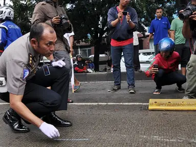 Anggota Kepolisian melakukuan olah TKP kasus tabrakan Outlander di Arteri Pondok Indah, Jakarta, Kamis (22/1/2015). (Liputan6.com/Miftahul Hayat)