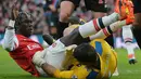 Kiper Crystal Palace Julian Speroni (kanan) bentrokan dengan bek Arsenal Bacary Sagna (kiri) saat laga pertandingan sepak bola Liga Inggris antara Arsenal melawan Crystal Palace di Stadion Emirates, London, pada (02/02/14) waktu Setempat. (Foto: AFP/Ben S