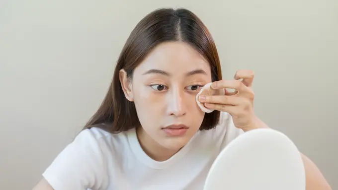 Ilustrasi membersihkan maskara