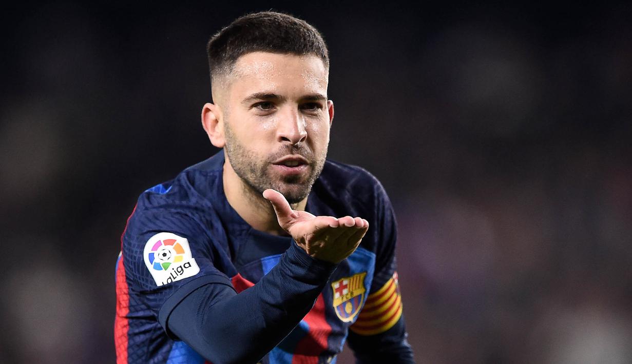 Pemain Barcelona, Jordi Alba, saat melawan Sevilla pada laga Liga Spanyol di Stadion Camp Nou, (5/2/2023). Bek senior ini mulai kekurangan menit bermain di Barcelona. Kontrak Jordi Alba yang akan berakhir pada 2024 mendatang bisa menjadi alasan Blaugrana untuk menjualnya pada musim panas mendatang. (AFP/Josep Lago)