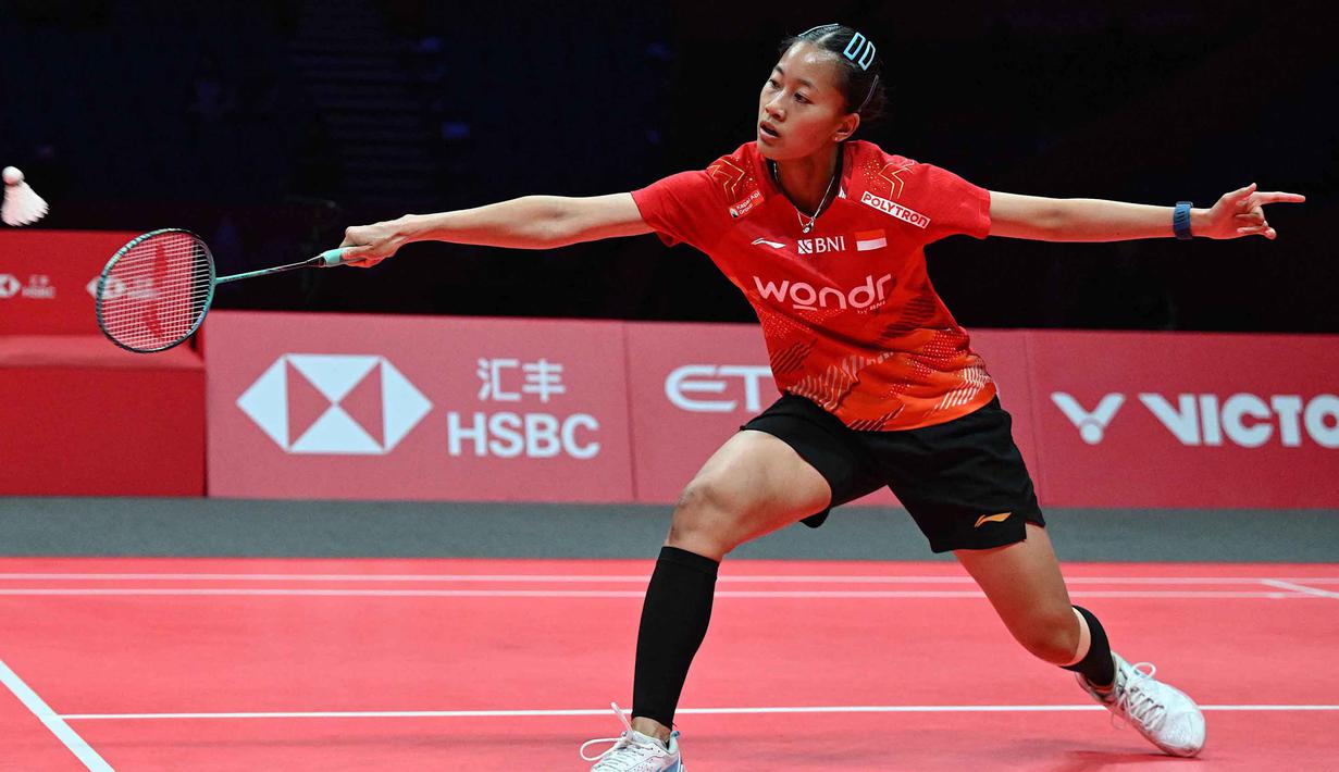 Putri Kusuma Wardani sempat menang pada set pertama dengan skor 24-22. Tamak dalam foto, tunggal putri Indonesia, Putri Kusuma Wardani saat bertanding melawan Akane Yamaguchi dari Jepang pada laga kedua fase grup BWF World Tour Finals 2025 di Hangzhou, Zhejiang, China, Kamis (18/12/2025). (Jade Gao/AFP)