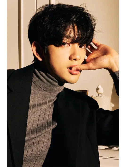 Suara manisnya kala Jinyoung bernyanyi pun selalu sukses bikin fans jatuh cinta. (FOTO: instagram.com/jinyoung_0922jy/)
