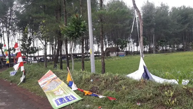 Tenda dan stand di Sodong Culture Symphony beterbangan diterjang angin ribut. (Foto: Liputan6.com/BPBD Cilacap/Muhamad Ridlo)
