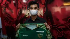 Pratama Arhan tinggal menunggu waktu untuk bergabung dengan Tokyo Verdy. Mantan bek PSIS Semarang itu disebutkan telah mengantungi izin untuk masuk ke Negeri Sakura di tengah kabar pelarangan Warga Negara Asing (WNA) masuk ke Jepang buntut dari varian Omicron. (Bola.com/Bagaskara Lazuardi)