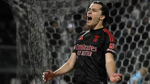 <p>Bek Benfica asal Spanyol #03, Alvaro Fernandez Carreras, melakukan selebrasi setelah mencetak gol pada pertandingan Liga Portugal antara Vitoria Guimaraes SC dan SL Benfica di stadion Dom Afonso Henriques di Guimaraes, Portugal, pada 19 April 2025. (MIGUEL RIOPA/AFP)</p>
