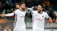 Pemain AC Milan, Fabio Borini dan Giacomo Bonaventura berselebrasi setelah mencetak gol ke gawang Ludogorets Razgrad pada laga leg pertama babak 32 besar Liga Europa di Ludogerts Arena, Jumat (16/2). AC Milan sukses menumbangkan Ludogorets 3-0. (AP Photo)