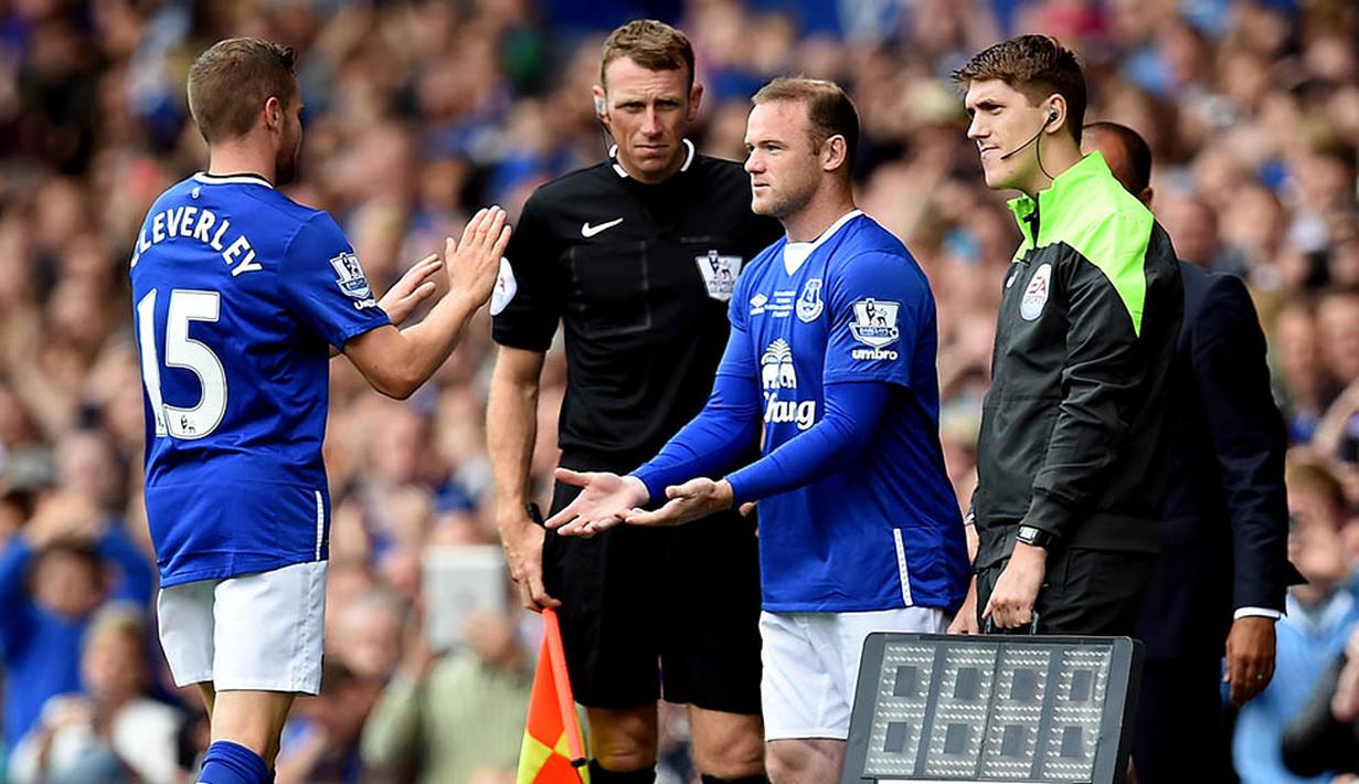 Memasuki usia kepala tiga penampilan Wayne Rooney bersama Manchester United mengalami penurunan. Mungkinkah itu menjadi pertanda saatnya Rooney untuk kembali ke klub asalnya Everton. (AFP Photo/Paul Ellis)