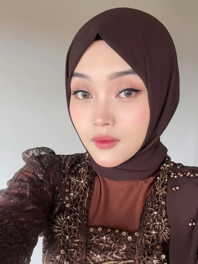 Tampilan Dua Kakak Ipar Mahalini dan Putri Delina Adik Rizky Febian saat Acara 7 Bulanan.