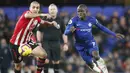Gelandang Chelsea, N'Golo Kante, berebut bola dengan pemain Southampton, Oriol Romeu, pada laga Premier League di Stadion Stamford Bridge, Kamis (3/1). Kedua tim bermain imbang 0-0. (AP/Frank Augstein)