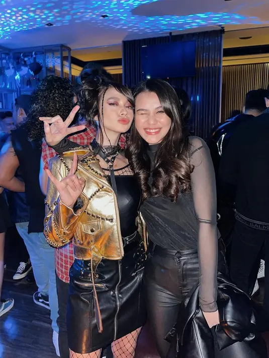 Yuki Kato tampil dengan rok dan tank top kulit serta leather jaket warna gold. Aksesori stoking jaring sampai kalung choker menyempurnakan gaya emo-nya. (Foto: Instagram @aaliyah.massaid)