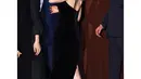Kenakan dress velvet hitam panjang, Bae Suzy pamer warna kulit cerahnya yang langsung jadi sorotan [@skuukzky]