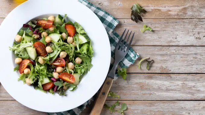 Chickpea Salad dengan Lemon Dressing sebagai Menu Diet yang Sehat