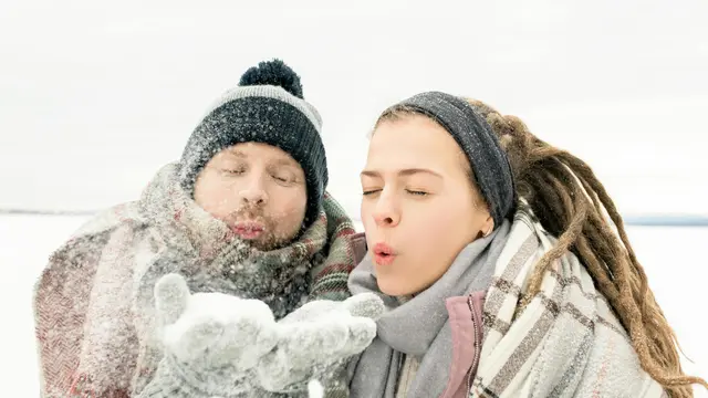 tanda aquarius jatuh cinta