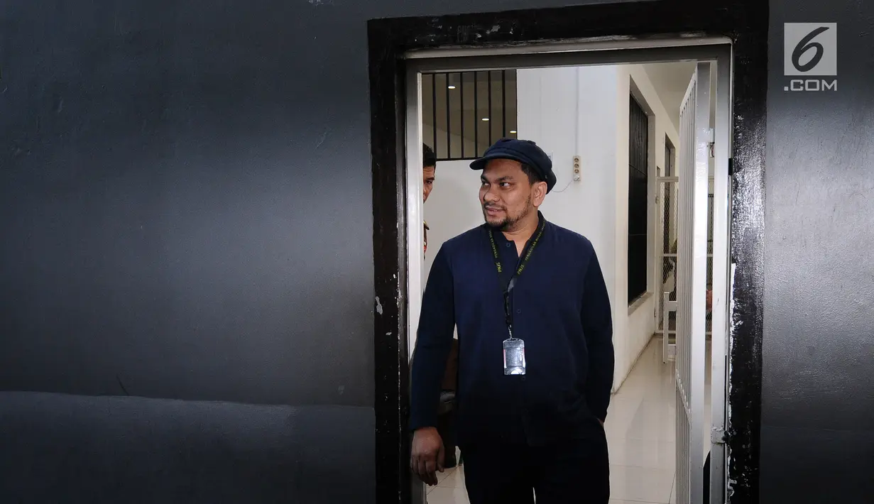 Penyanyi Tompi tiba di PN Jakarta Selatan, Selasa (23/4). Tompi bersaksi tanpa mengantungi izin dari Perhimpunan Dokter Bedah Plastik. Baginya ia tak perlu mendapatkan izin, sebab kehadirannya di persidangan Ratna Sarumpaet atas undangan PN Jaksel sebagai saksi fakta. (Liputan6.com/Herman Zakharia)