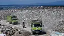 Namun, jadwalnya dibatasi hanya dua kali seminggu dari pukul 08.00 hingga 20.00 WITA. Tampak dalam foto, kendaraan melintas di dekat tumpukan sampah di Tempat Pembuangan Akhir (TPA) Suwung berlatar belakang salah satu lokasi wisata di Denpasar, Bali, pada Jumat 17 April 2026. (SONNY TUMBELAKA/AFP)