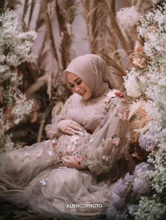 Syifa tersenyum sambil memegang perutnya yang tampak sudah sangat besar. [Foto: Instagram/ syifaasyifaaa]