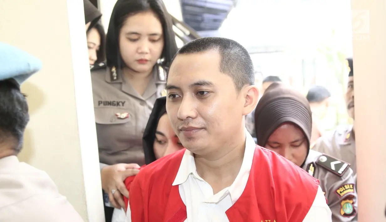 Terdakwa kasus First Travel Andika Surachman usai menjalani sidang di PN Depok, Jawa Barat, Rabu (30/5). Andika Surachman divonis 20 tahun penjara, sedangkan Anniesa Hasibuan di vonis 18 tahun penjara. (Liputan6.com/Herman Zakharia)